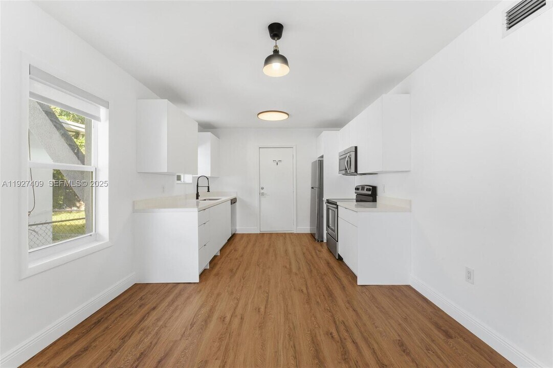 559 NE 68th St in Miami, FL - Building Photo