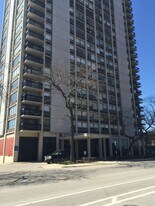 1355 N Sandburg Terrace in Chicago, IL - Building Photo