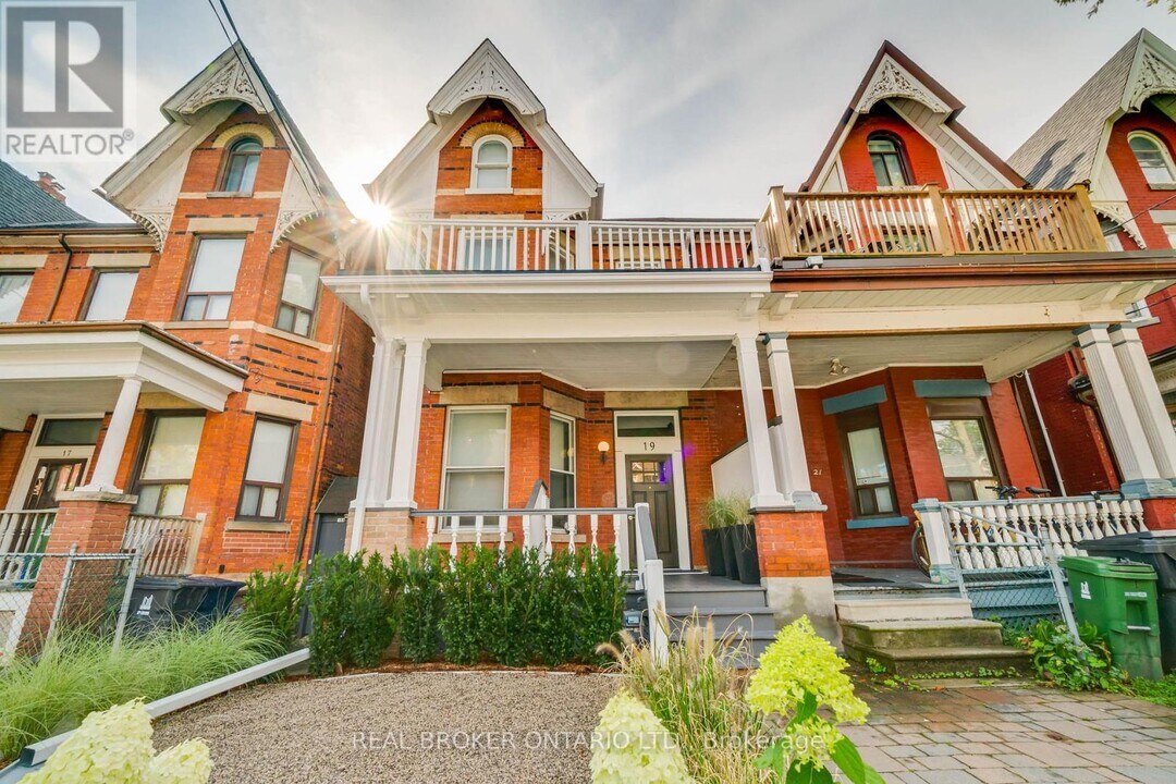 19 Grange Ave in Toronto, ON - Building Photo