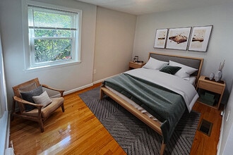 152 Brown St, Unit #1R in Waltham, MA - Foto de edificio - Building Photo