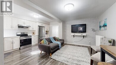 1074 Bloor St W in Toronto, ON - Building Photo - Building Photo