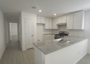 5909 San Geronimo in Seguin, TX - Foto de edificio - Building Photo