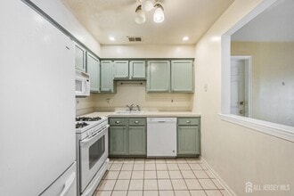 1036 Waterford Dr in Edison, NJ - Building Photo - Building Photo