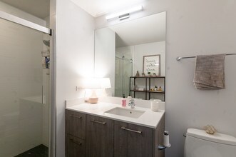 1714 W Roscoe St-Unit -203 in Chicago, IL - Building Photo - Building Photo