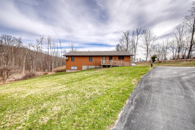 9 Eagles Nest Rd in Bloomingburg, NY - Foto de edificio - Building Photo