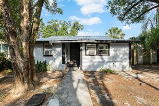 8414 N Huntley Ave in Tampa, FL - Building Photo