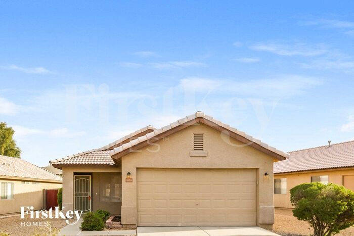 10894 W Alvarado Rd in Avondale, AZ - Building Photo