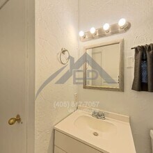 2300 Carlton Way in The Village, OK - Building Photo - Building Photo