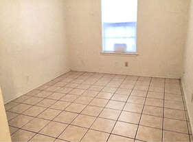 7660 Oak Chase in San Antonio, TX - Building Photo