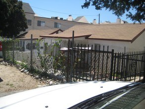 10127 Pinewood Ave in Tujunga, CA - Foto de edificio - Building Photo