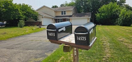 16525 Dane Ct E in Brookfield, WI - Building Photo - Building Photo