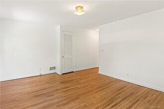 372 Heathcote Rd in Scarsdale, NY - Building Photo - Building Photo