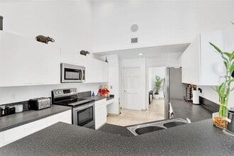 6512 NW 54th Ct in Lauderhill, FL - Foto de edificio - Building Photo