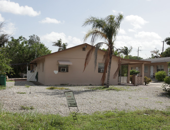 2463 Washington Ave in Naples, FL - Building Photo - Building Photo