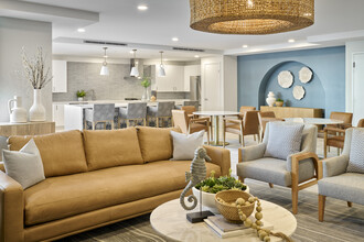 Aspenwood 62+ Senior Apartments in San Ramon, CA - Foto de edificio - Building Photo