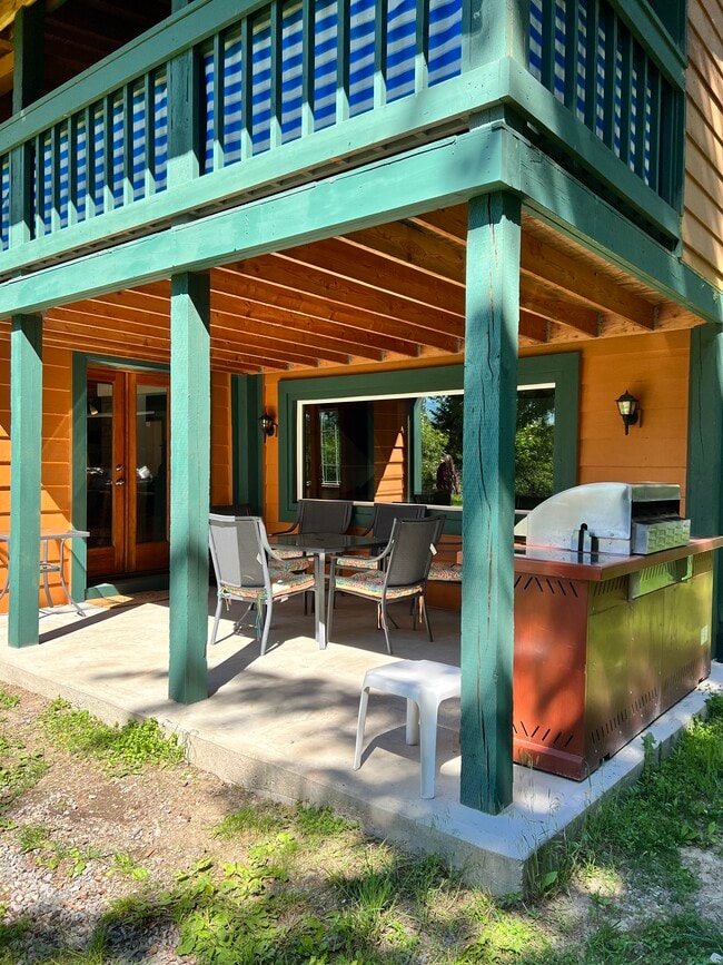 260 Rustic Ln in Bonners Ferry, ID - Foto de edificio - Building Photo