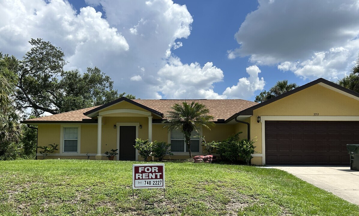 3753 New London St in North Port, FL - Building Photo