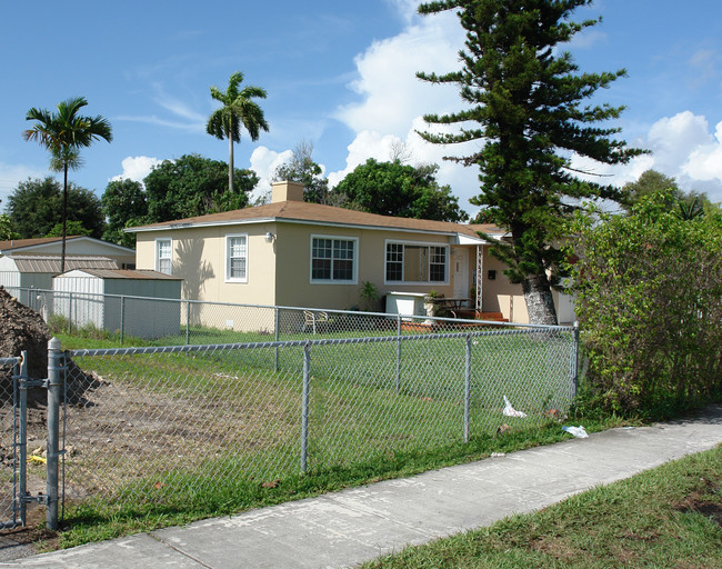 1370 NE 130th St in Miami, FL - Building Photo - Building Photo