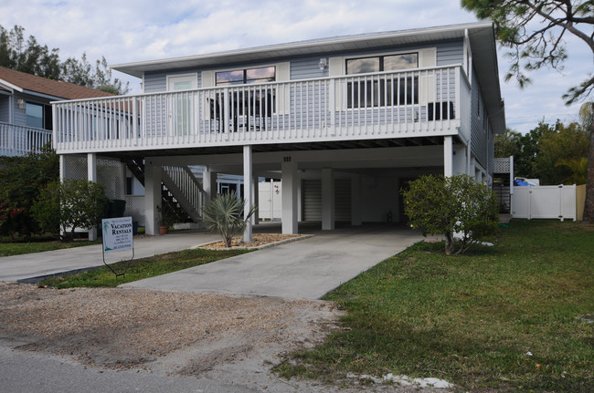 117 Neptune Ln in Holmes Beach, FL - Building Photo - Building Photo