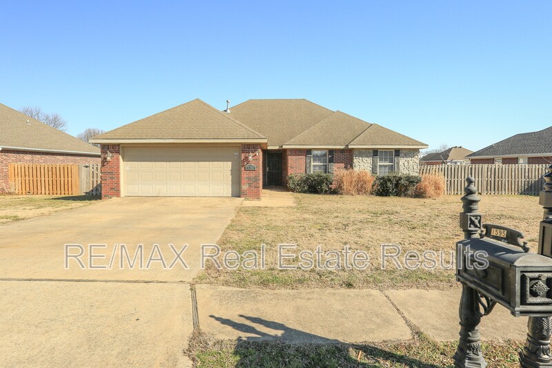 1592 Hutchinson St in Pea Ridge, AR - Building Photo