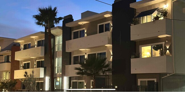2447 Beachwood Dr-Unit -8 in Los Angeles, CA - Building Photo - Building Photo