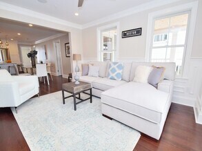 41 Wenham St, Unit 2 in Boston, MA - Foto de edificio - Building Photo