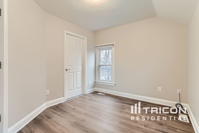 2200 E 38th St in Minneapolis, MN - Building Photo - Building Photo