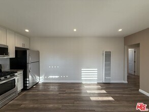 2012 S Holt Ave in Los Angeles, CA - Foto de edificio - Building Photo