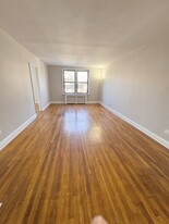 8920 55th Ave, Unit 3R in Elmhurst, NY - Building Photo