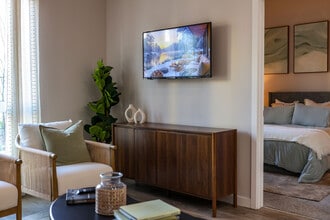 The Grove at Woodlake in Sacramento, CA - Foto de edificio - Building Photo