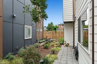 5915B California Ave SW in Seattle, WA - Building Photo - Building Photo