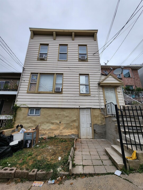 204 Zabriskie St in Jersey City, NJ - Foto de edificio