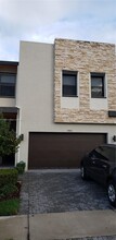 7945 NW 105th Ct in Doral, FL - Foto de edificio - Building Photo