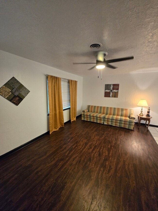 404 Crescent Dr in Bridge City, TX - Building Photo - Building Photo