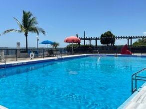 801 Brickell Bay Dr in Miami, FL - Building Photo - Building Photo