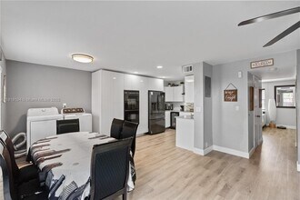 8089 SW 18th Ct, Unit 2-7 in Davie, FL - Foto de edificio - Building Photo