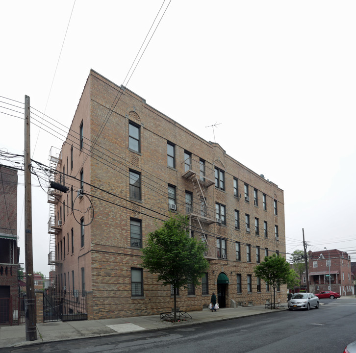 2502 Barnes Ave in Bronx, NY - Building Photo