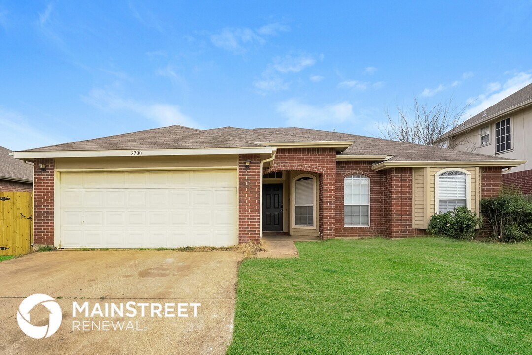 2700 Forest Creek Dr in Fort Worth, TX - Building Photo