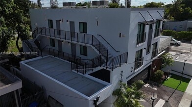 2782 NW 46th St in Miami, FL - Foto de edificio - Building Photo