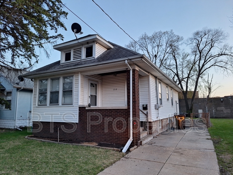 608 W Loucks Ave in Peoria, IL - Building Photo