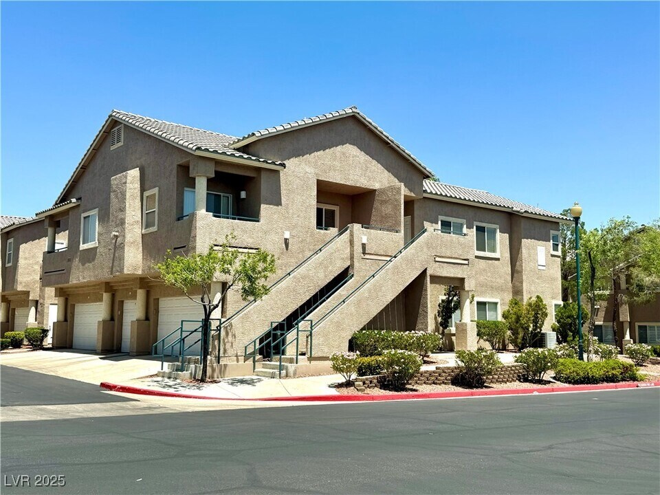2052 Turquoise Ridge St in Las Vegas, NV - Foto de edificio