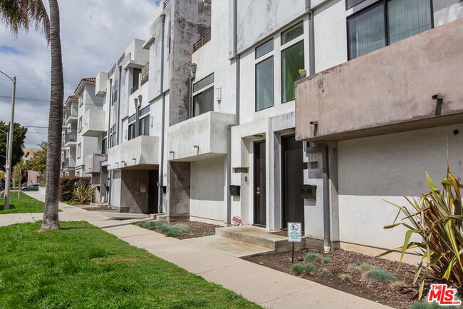 8639 Whitworth Dr in Los Angeles, CA - Building Photo - Building Photo
