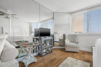 8817 S Thomas Dr in Panama City Beach, FL - Building Photo - Building Photo