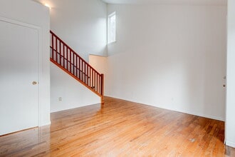 8330 SE 92nd Ave in Portland, OR - Foto de edificio - Building Photo