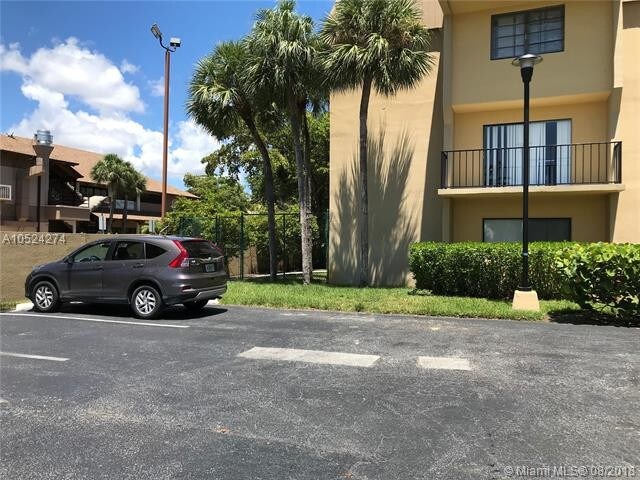 10411 N Kendall Dr-Unit -B-105 in Miami, FL - Building Photo