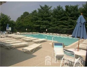 236 Waterford Dr in Edison, NJ - Building Photo - Building Photo