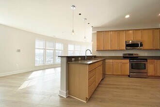 33 New Derby St, Unit 2 in Salem, MA - Foto de edificio - Building Photo