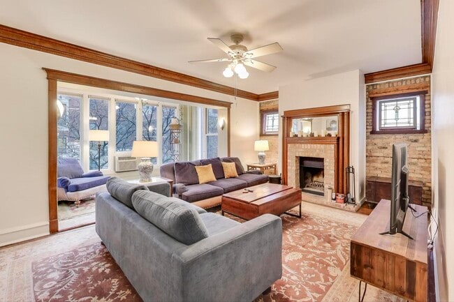 3755 N Pine Grove Ave in Chicago, IL - Building Photo - Building Photo