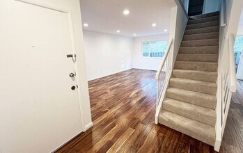 6504 Oak Manor Plaza in Martinez, CA - Foto de edificio - Building Photo