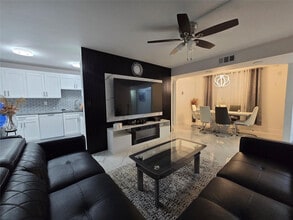 3400 Blue Lake Dr in Pompano Beach, FL - Foto de edificio - Building Photo